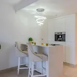 Elegant Semi-detached With Sea Views In 阿德耶