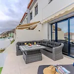 Elegant Semi-detached With Sea Views In * 阿德耶
