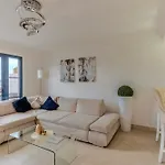 公寓 Elegant Semi-detached With Sea Views In