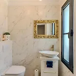 Elegant Semi-detached With Sea Views In * 阿德耶