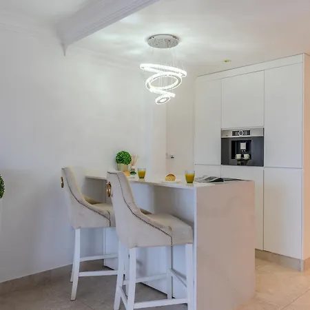 Elegant Semi-detached With Sea Views In 아데제