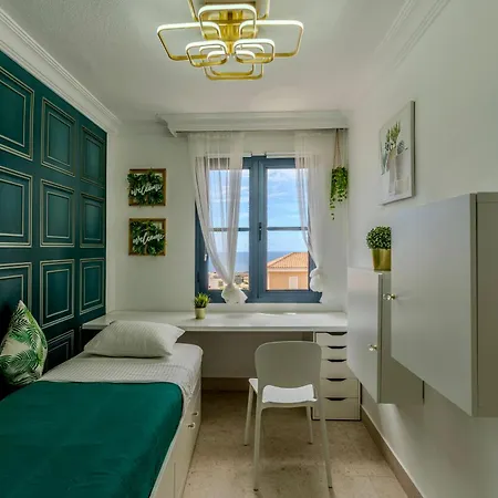 Lejlighed Elegant Semi-detached With Sea Views In *