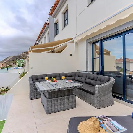 Elegant Semi-detached With Sea Views In * 아데제