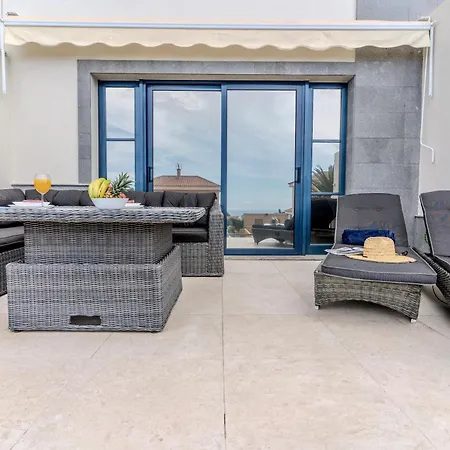 아파트 Elegant Semi-detached With Sea Views In *