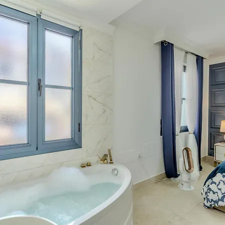 Elegant Semi-detached With Sea Views In 아데제