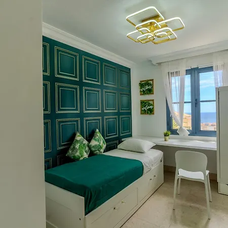 Elegant Semi-detached With Sea Views In Lejlighed