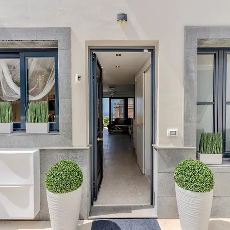 Lejlighed Elegant Semi-detached With Sea Views In