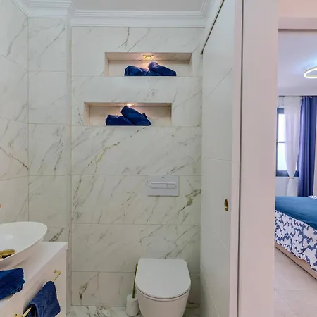 Elegant Semi-detached With Sea Views In * 아데제