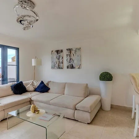 아파트 Elegant Semi-detached With Sea Views In