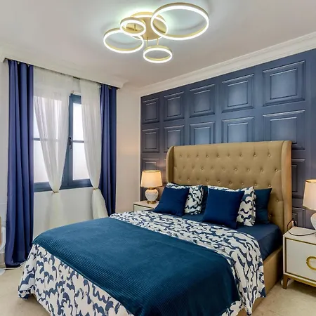 Elegant Semi-detached With Sea Views In 아파트 아데제