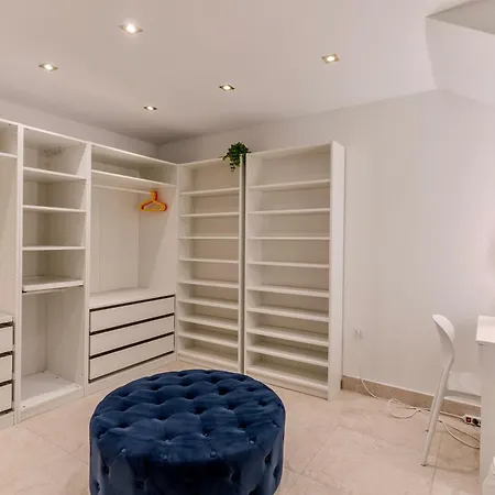 Elegant Semi-detached With Sea Views In 아데제