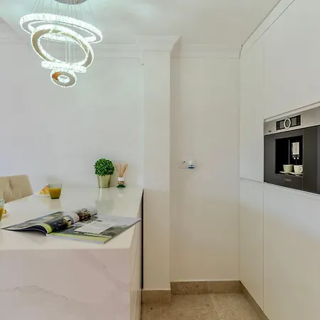 Elegant Semi-detached With Sea Views In * 아데제