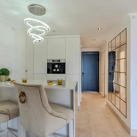Elegant Semi-detached With Sea Views In 아데제