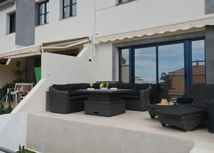 Elegant Semi-detached With Sea Views In Lejlighed