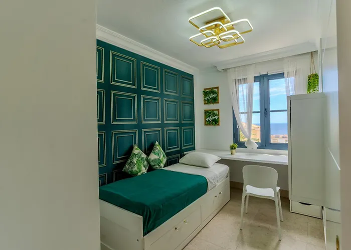 Elegant Semi-detached With Sea Views In Lejlighed