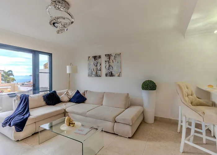 Lejlighed Elegant Semi-detached With Sea Views In