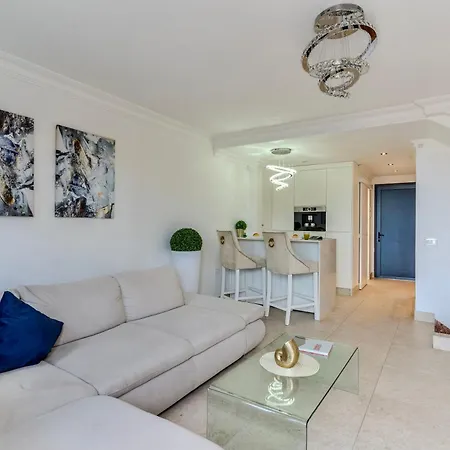 Elegant Semi-detached With Sea Views In Apartament *