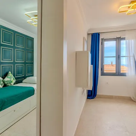 Elegant Semi-detached With Sea Views In Apartament *